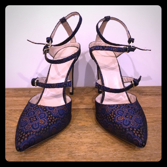 Club Monaco - Ankle Strap Pumps - Picture 3 of 8